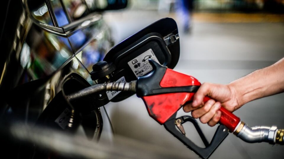 Abastecer de manhã faz a gasolina render mais? Veja o que diz a ciência