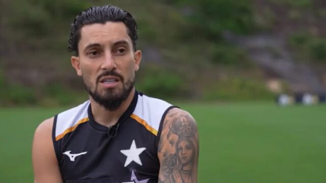 Alex Telles explica como bola parada virou trunfo e diversifica gols pelo Botafogo em 2026: "Não tenho gol feio"