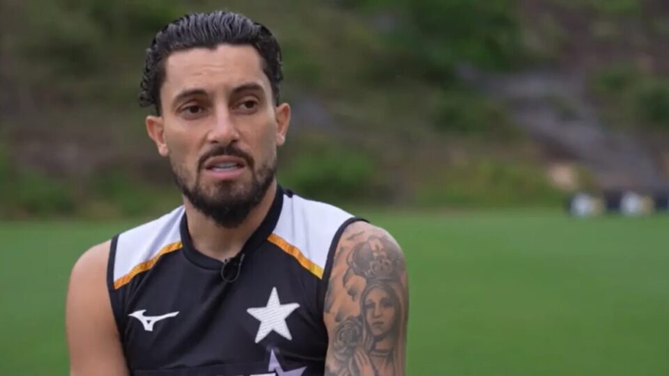 Alex Telles explica como bola parada virou trunfo e diversifica gols pelo Botafogo em 2026: "Não tenho gol feio"