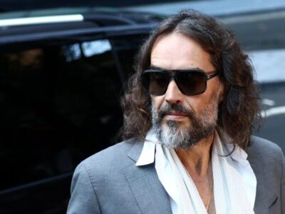 Amiga de mulher que acusa Russell Brand de estupro diz que ator foi 'muito violento'