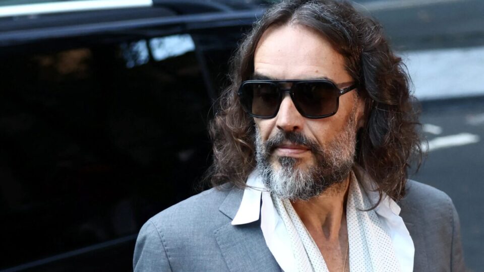 Amiga de mulher que acusa Russell Brand de estupro diz que ator foi 'muito violento'