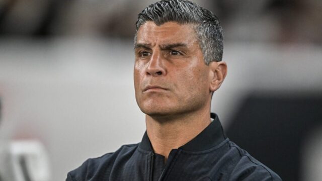 Análise: dura goleada sofrida pelo Vasco tem assinatura de escolhas questionáveis de Pedro Emanuel