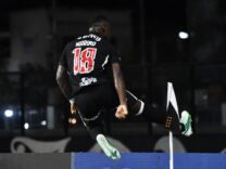 Análise: Vasco arranca virada no coração, espanta má fase e ganha moral para enfrentar o Flamengo