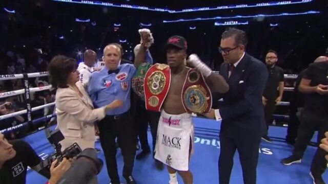 Boxe: O'Shaquie Foster derruba Navarrete duas vezes, vence e unifica três cinturões
