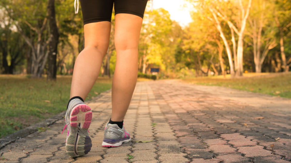 Caminhar de manhã ou à noite? Veja qual horário pode trazer mais benefícios à saúde