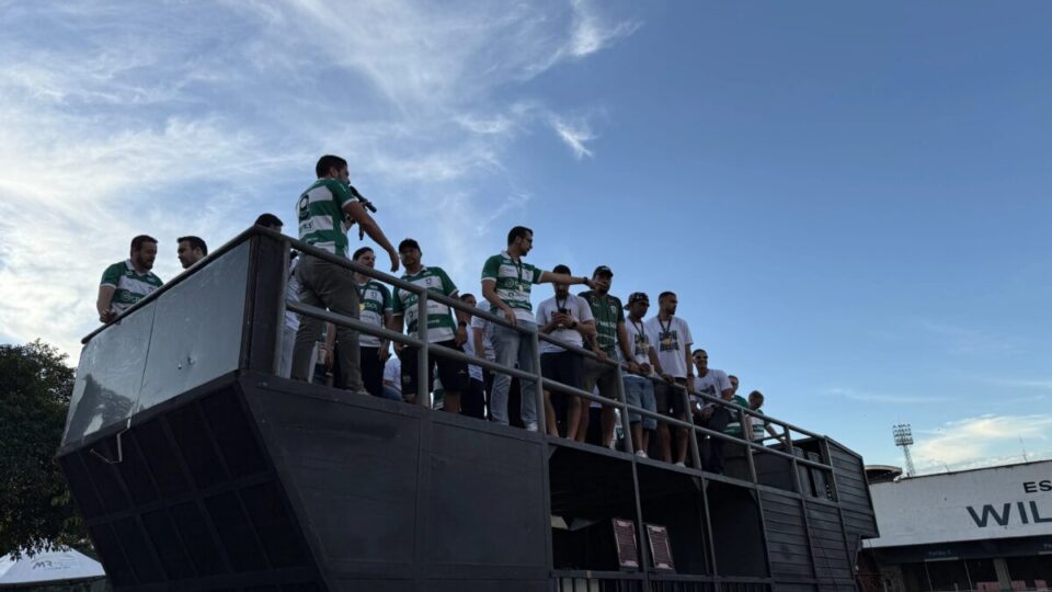 Campeão da Série C, Maringá celebra título inédito em trio elétrico com torcedores; assista