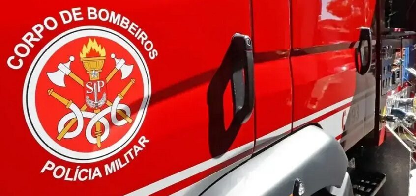Carro capota na avenida Philadelpho, em Rio Preto, e é encontrado vazio