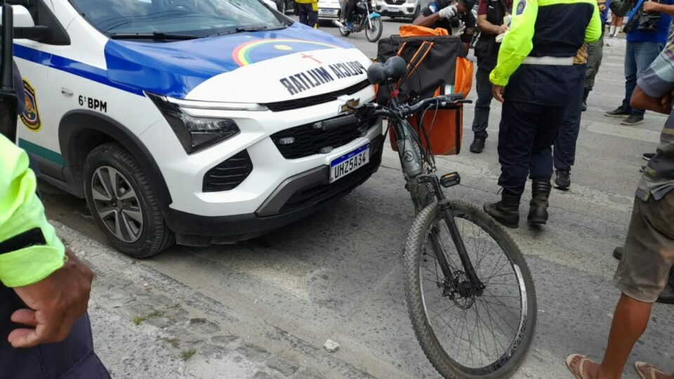 Ciclista morre atropelado por viatura da Polícia Militar em avenida do Recife