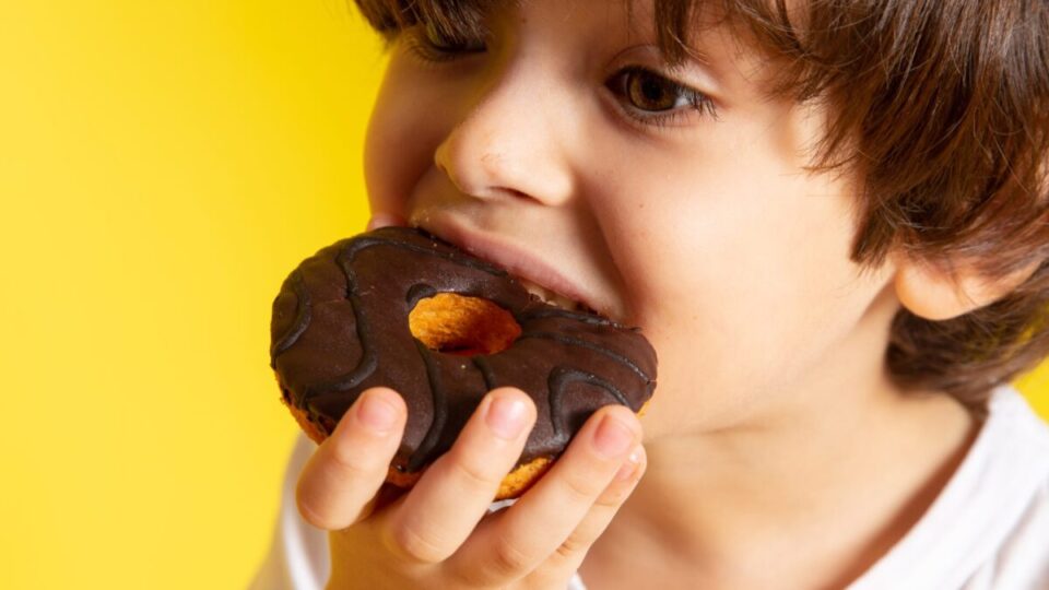 Como reduzir o açúcar na infância sem transformar os doces em vilões