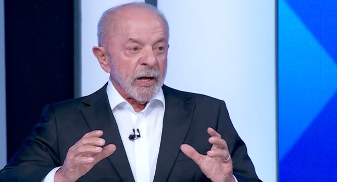 Consegue decorar, mas não consegue aprender, diz Lula sobre Flávio Bolsonaro