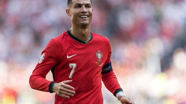 Cristiano Ronaldo supera Messi e é jogador mais bem pago do mundo; veja lista