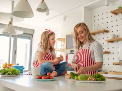 Da adolescência à menopausa: 4 cuidados com a alimentação da mulher