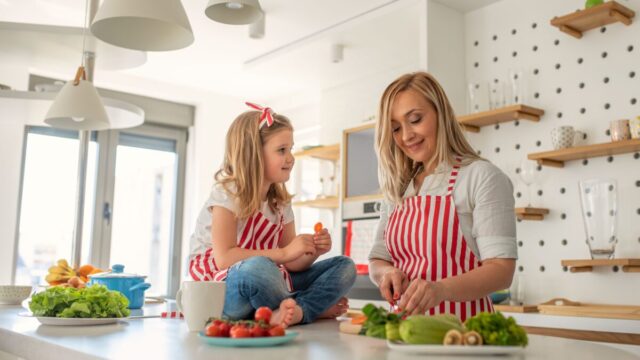Da adolescência à menopausa: 4 cuidados com a alimentação da mulher