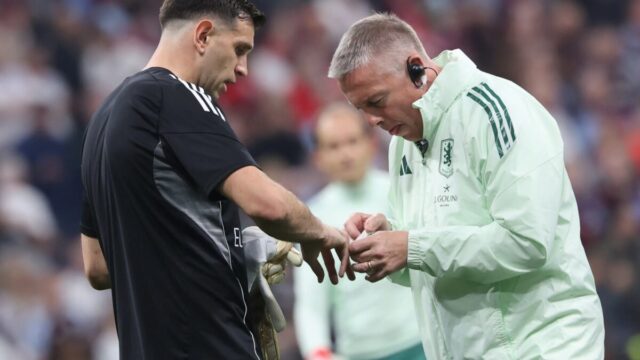 Dibu Martínez diz que dedo quebrado "nunca voltará ao normal" por não ter operado antes da Copa