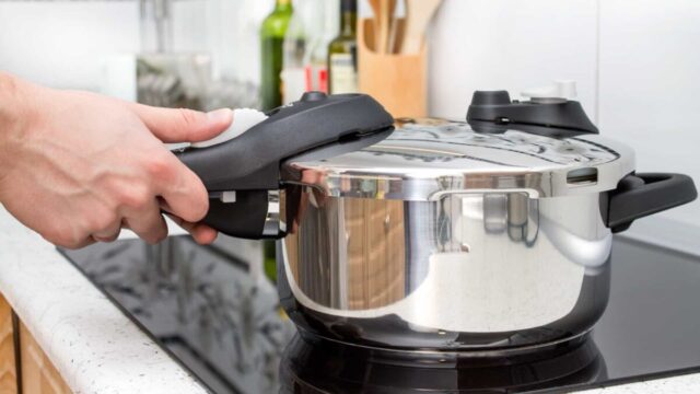 Dica de avó: veja como arear suas panelas de alumínio usando ingredientes caseiros