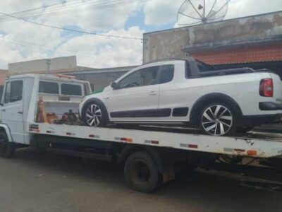 Dois adolescentes são apreendidos após manobras perigosas com moto e som alto em carro em MG