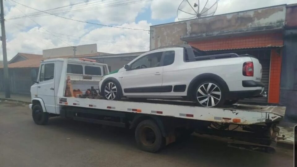 Dois adolescentes são apreendidos após manobras perigosas com moto e som alto em carro em MG