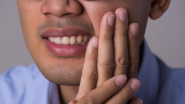 Dor ao tomar algo gelado? Veja 7 causas da sensibilidade nos dentes
