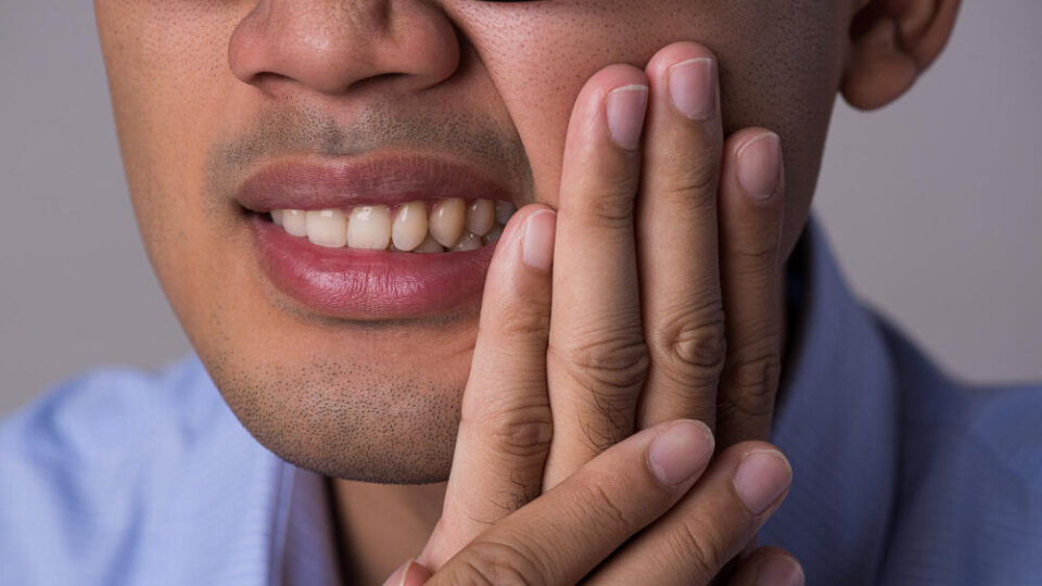Dor ao tomar algo gelado? Veja 7 causas da sensibilidade nos dentes