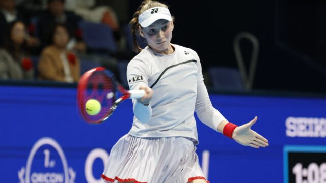 Elena Rybakina vence compatriota e assegura liderança do ranking mundial na temporada