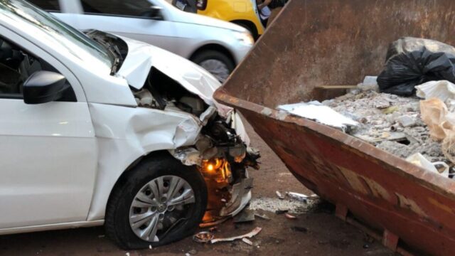 Entregador fica ferido após bater carro em caçamba em Rio Preto