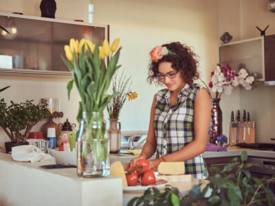 Essas plantas resistentes para cultivar na cozinha toleram vapor de gordura e calor constante