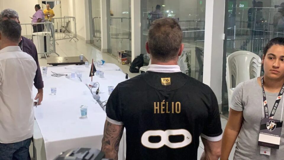 Evento da venda da SAF do Vasco tem homenagem para Pedrinho com vídeo de IA com voz do pai