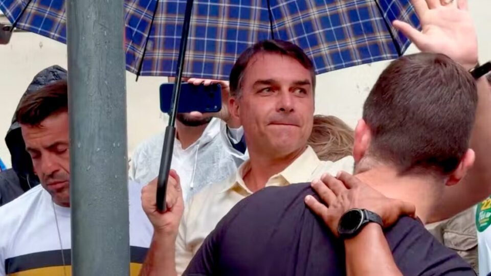 Flávio Bolsonaro chega aos EUA após desobedecer Moraes e pedirá asilo a Trump 