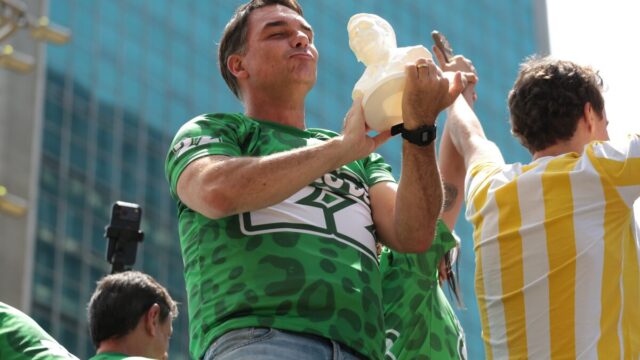 Flávio Bolsonaro não discursa em BH e segue para comício no Rio