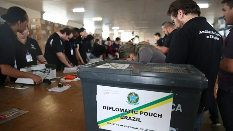 Flávio Bolsonaro vence em seis países e Lula lidera em cinco