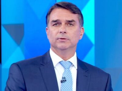 Flávio Bolsonaro vota na zona norte do Rio: ‘Chegou a hora da mudança’