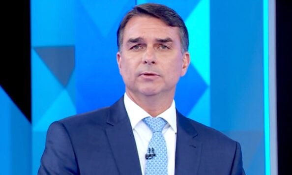 Flávio Bolsonaro vota na zona norte do Rio: ‘Chegou a hora da mudança’