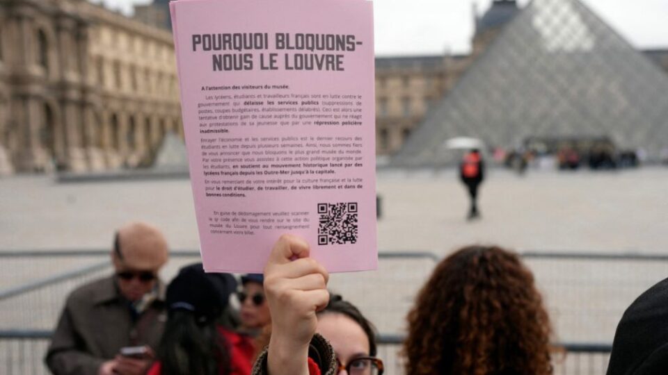 França fecha museus e reforça policiamento em meio a novos protestos