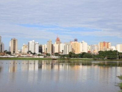 Frente fria traz chuva forte e derruba temperaturas na região