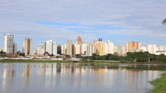 Frente fria traz chuva forte e derruba temperaturas na região