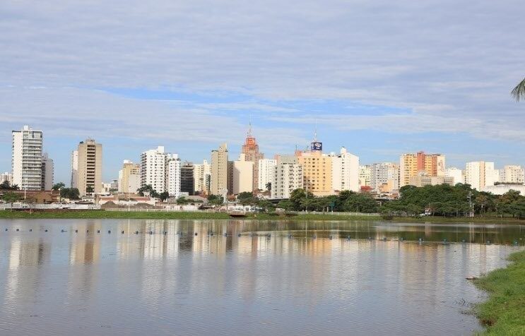 Frente fria traz chuva forte e derruba temperaturas na região