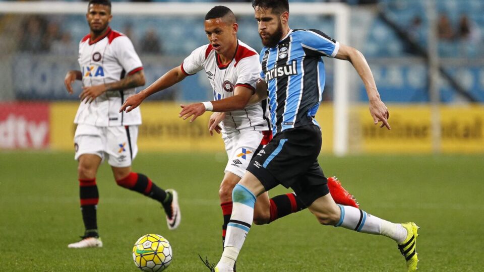 Grêmio encara o Athletico com chance de sair do Z-4 e se inspira em virada de chave de 2016