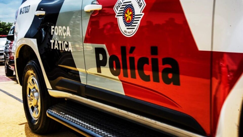 Homem agride PMs após se jogar na frente de viatura em Rio Preto