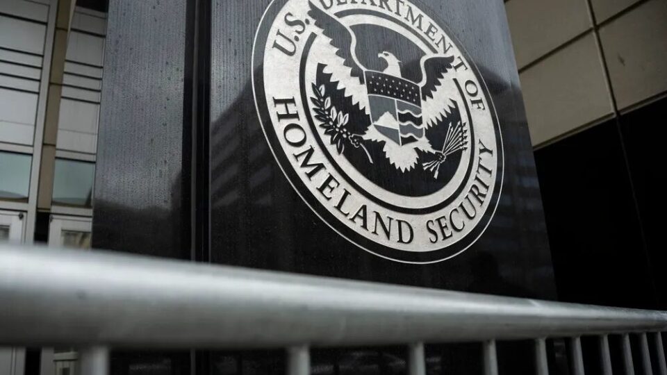 Justiça dos EUA autoriza detenção sem audiência para imigrantes