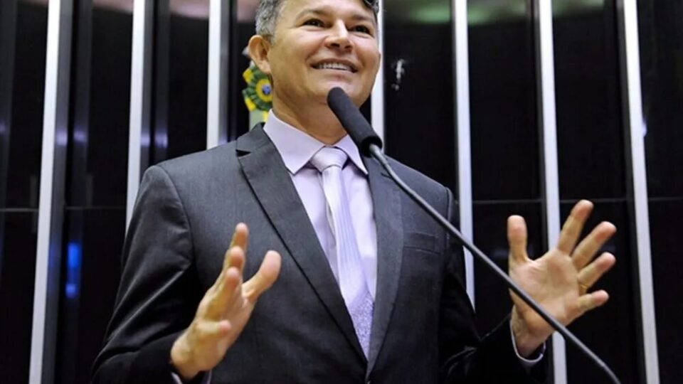 Medeiros aciona MP por suspeita de uso da UFMT pró-Lula e cobra dados sobre tráfico
