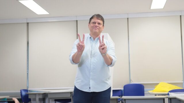 Mesmo em Brasília, Tarcísio mobiliza aliados em QG na capital para acompanhar apuração