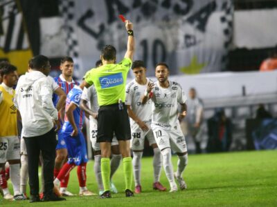 Neymar tem mais cartões do que gols pelo Santos em 2026 e vai ficar quase um mês sem jogar