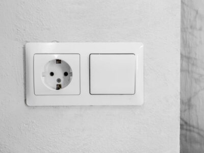 Por que algumas tomadas têm furos maiores? Entenda a diferença entre 10 A e 20 A