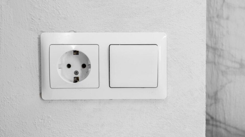Por que algumas tomadas têm furos maiores? Entenda a diferença entre 10 A e 20 A