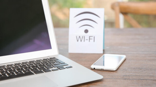Por que o Wi-Fi funciona bem em uma sala e o sinal mal chega nos quartos?