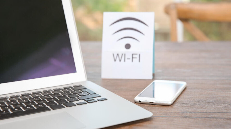 Por que o Wi-Fi funciona bem em uma sala e o sinal mal chega nos quartos?