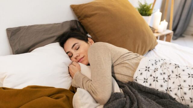 Precisando dormir melhor? Aprenda truque dos 2 travesseiros indicado por fisioterapeutas