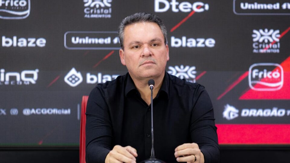 Presidente do Atlético-GO compartilha nota e questiona 'atraso de futebol' do elenco