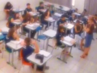 Professora é afastada após falas políticas e comentários discriminatórios em sala de aula