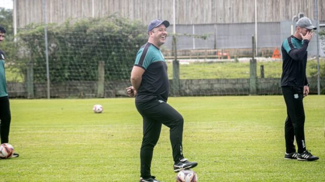 Raul Cabral conversa com atletas para evitar novas saídas do Figueirense